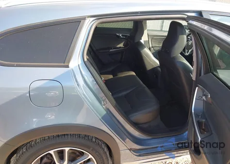 2018 Volvo V60 Cross Country T5 z USA, uszkodzony, nr VIN YV440MWK8J2055915